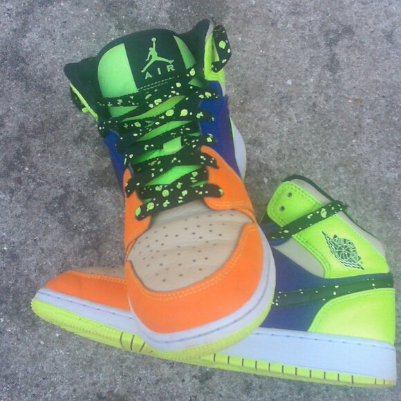 Multicolor Jordan Kid's Air Jordan 1 Mid SE  size 5.5 - Picture 3 of 5